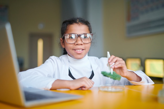 Fille à la leçon de chimie