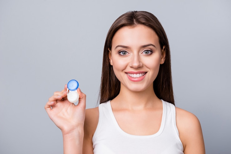 Photo fille avec des lentilles de contact à la main