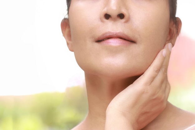 Fille avec des lèvres et un visage en bonne santé sans maquillage