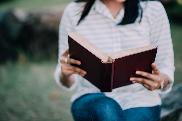 Fille lisant L&#39;amour lisant est une expérience qui donne la vie