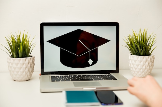 Fille lisant une demande de collège ou d'une université ou un document de l'école. Lettre d'acceptation du collège ou papier de prêt étudiant. Formulaire de remplissage du candidat ou études de planification.