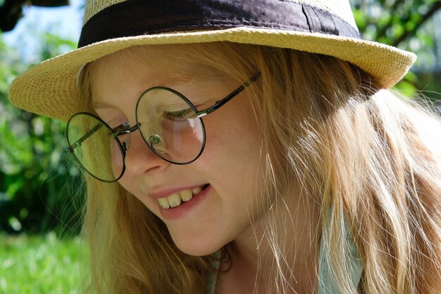 Une fille lisant un livre sur l'herbe