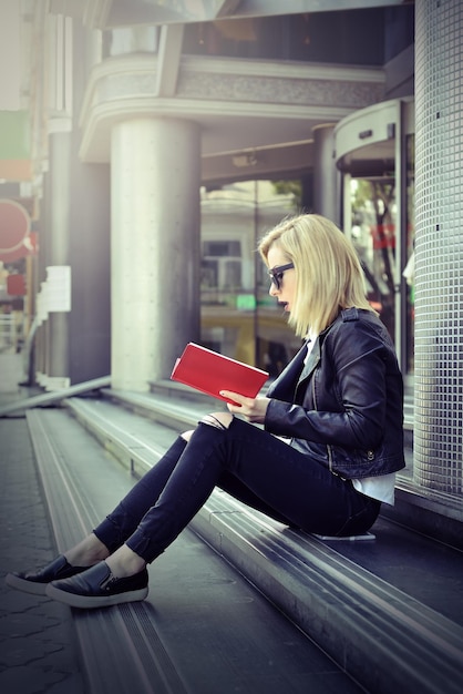 Fille lisant un livre rouge