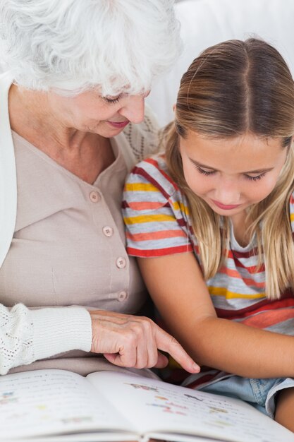 Fille lisant avec mamie