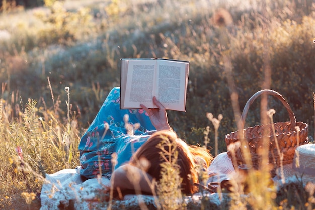 La fille lit un livre