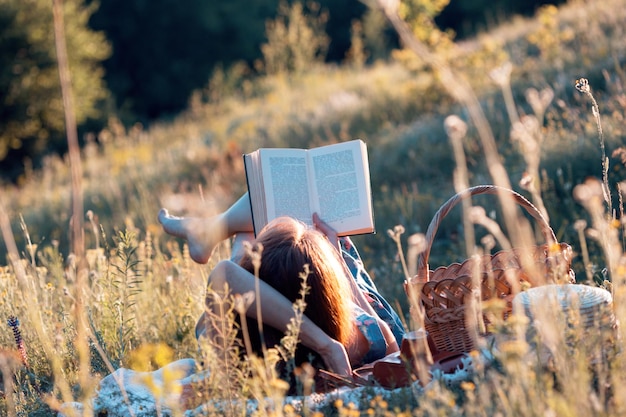 La fille lit un livre