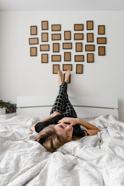 fille sur le lit en pyjama.