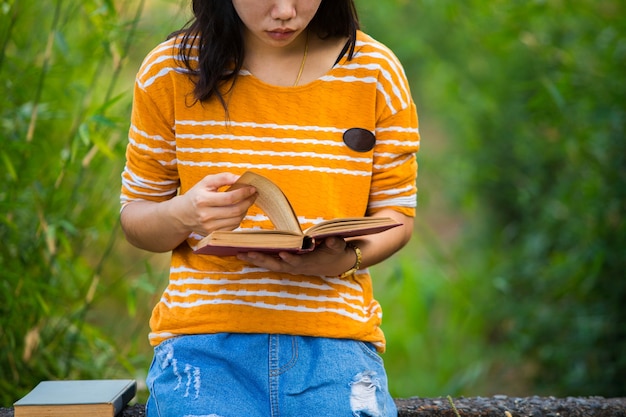 Fille avec un livre