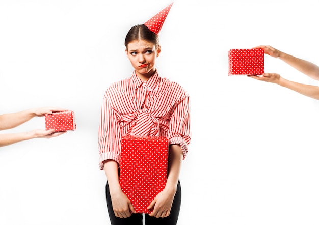 fille lors d'une fête dans une chemise rayée rouge avec des cadeaux sur blanc