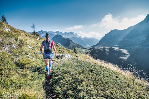 Une fille lors d'un sentier de montagne