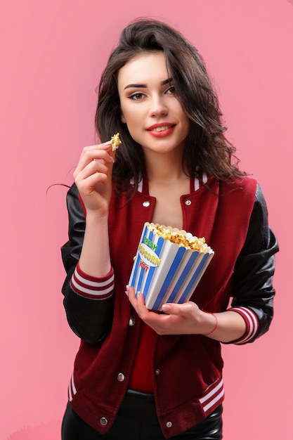 Fille ludique avec pack de pop-corn