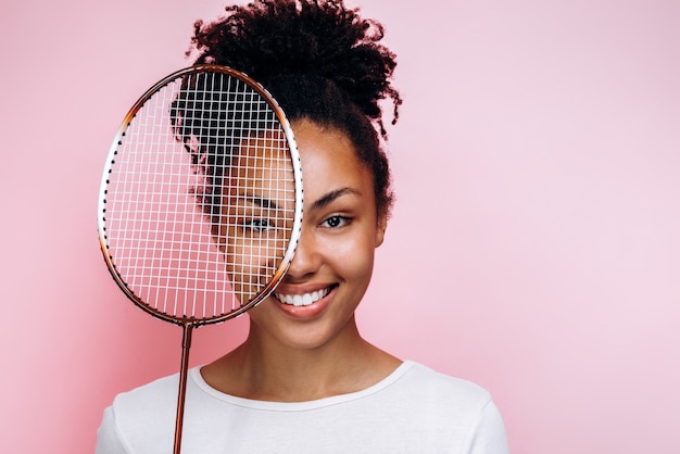 Fille ludique tenant une raquette de tennis