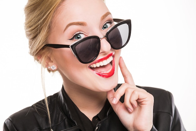 Fille avec des lunettes de maquillage