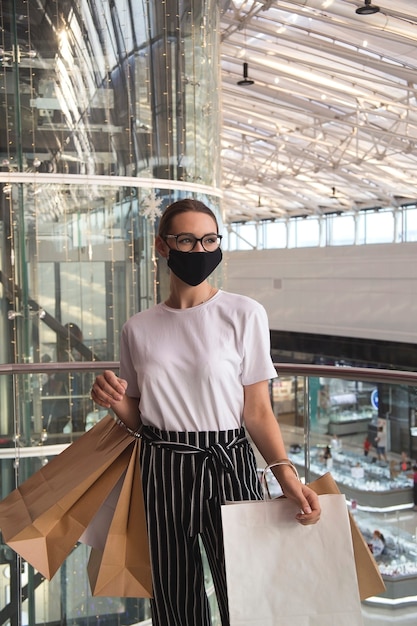 Fille Avec Des Lunettes Et Un Masque De Protection Dans Un Centre Commercial Avec Des Achats