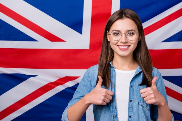 fille avec des lunettes montre le signe du pouce vers le haut