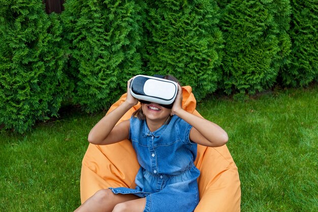 Photo fille avec des lunettes de réalité virtuelle dans le parc