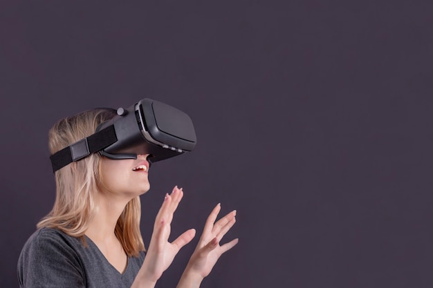 Fille de lunettes de réalité virtuelle dans des verres de réalité virtuelle est surprise par ce qu'il a vu