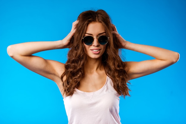 Fille avec des lunettes de soleil posant