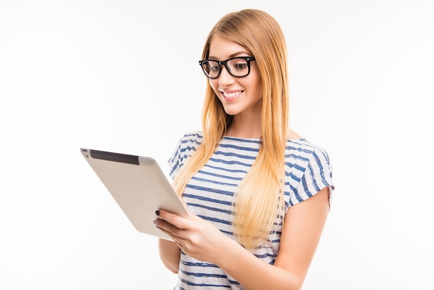 Fille à lunettes avec tablette lisant des nouvelles