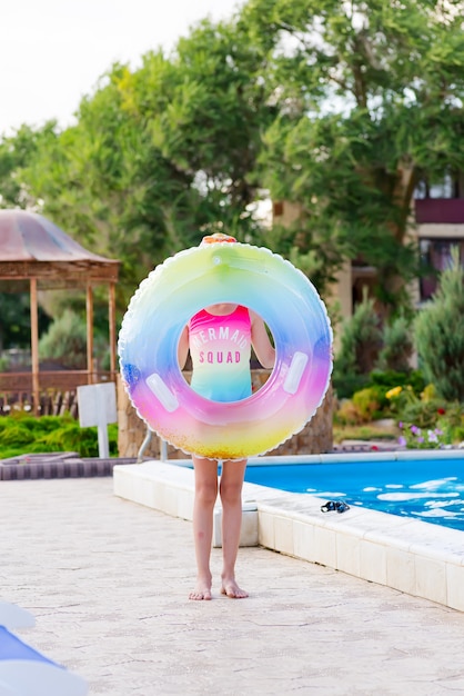 Fille en maillot de bain avec anneau de bain gonflable