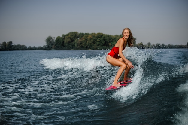 Fille en maillot de bain à bord en mer