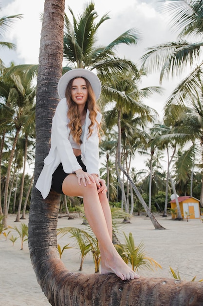 Fille en maillot de bain parmi les palmiers en République dominicaine l'île de Saona