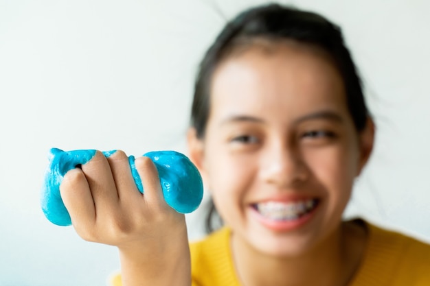 Fille main tenant jouet fait maison appelé Slime,