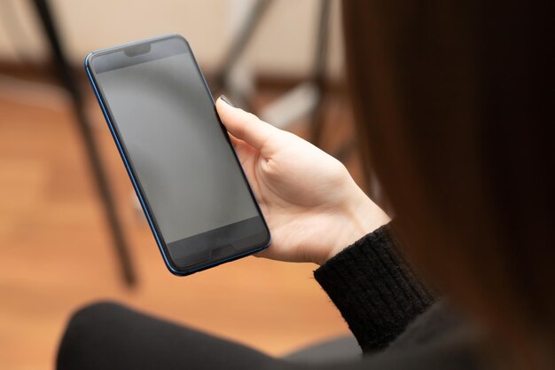 Fille à La Maison Avec Un Smartphone Joue Communique Dans Les Réseaux Sociaux écoute De La Musique