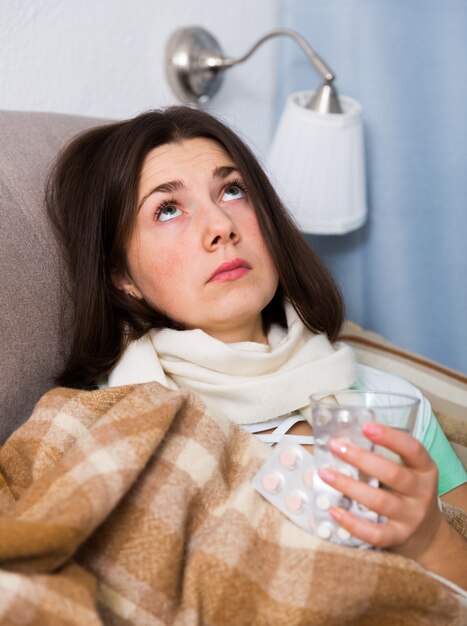 Photo fille malade à la maison