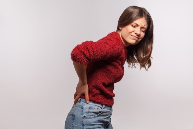 Photo fille malsaine touchant le dos, ressentant une douleur aiguë, souffrant d'une inflammation des reins