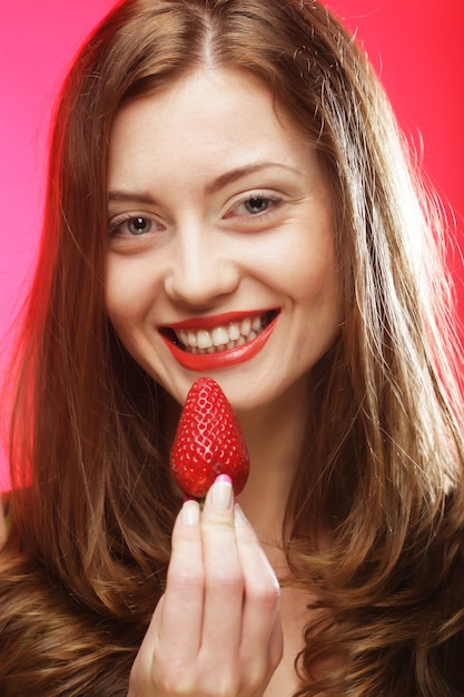 Fille mangeant des fraises