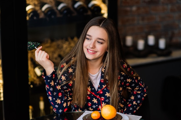 fille mangeant des mandarines