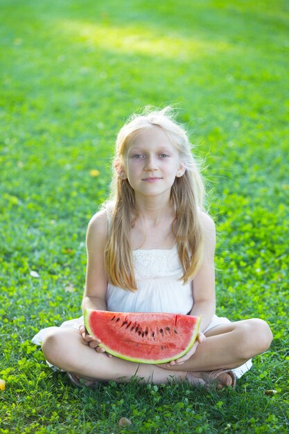 Fille mangeant de la pastèque