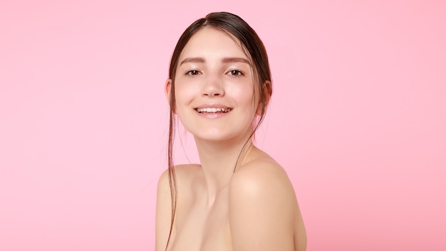 Fille de mannequin de beauté avec le maquillage naturel