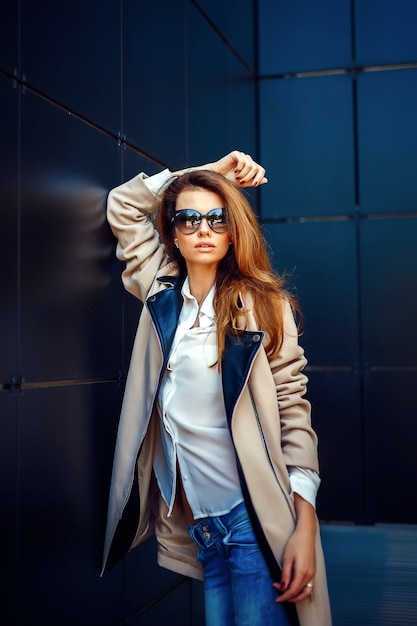 Fille en manteau beige et jean bleu