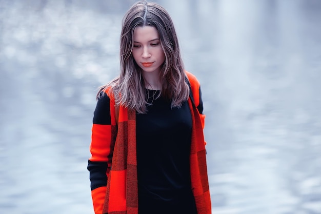fille en manteau extérieur / modèle photo d'automne fille adulte posant dans le parc, fille en manteau aux cheveux longs