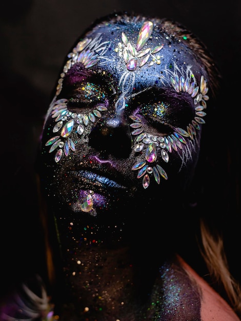 Fille de maquillage d'art de visage d'imagination