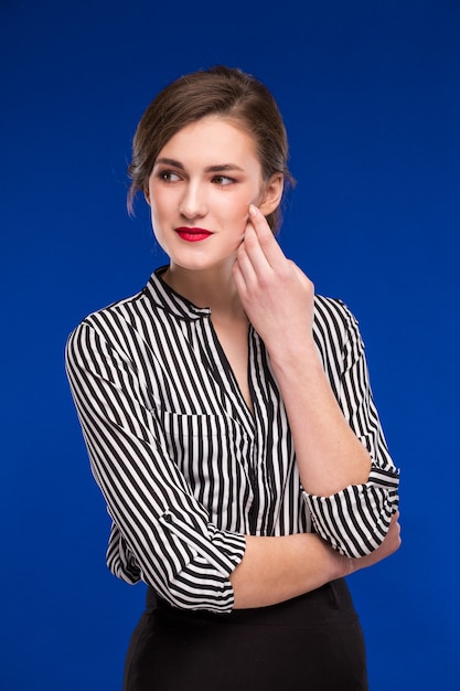 Fille avec maquillage et chemisier noir