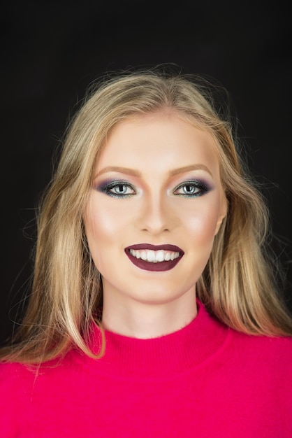 Fille de maquillage femme souriante avec un beau visage et concept de cheveux de mode cosmétique de soins capillaires