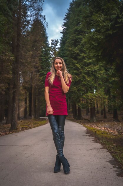 fille marchant dans une belle forêt