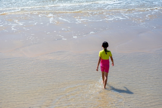 Fille marchant sur la plage