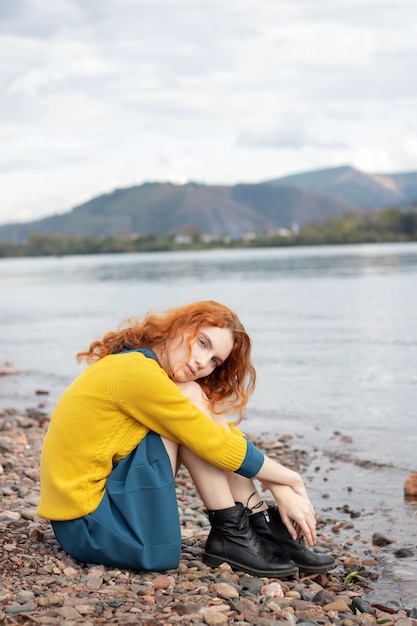 Fille marchant près de la rivière