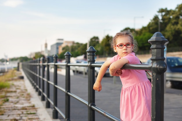 La fille marche dans la rue et regarde au loin