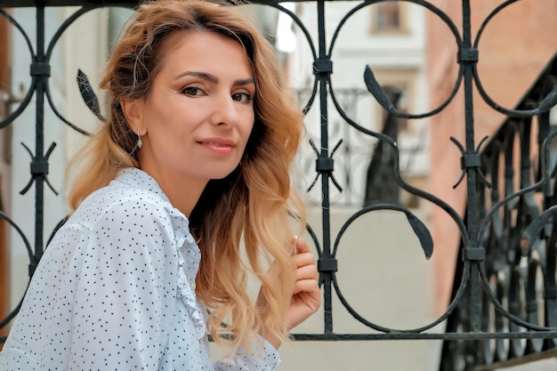 La fille marche dans les rues européennes regarde votre publicité fille réfléchie