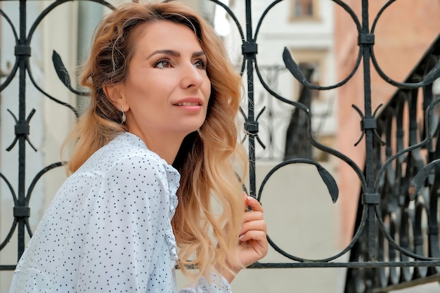 La fille marche dans les rues européennes regarde votre publicité fille réfléchie