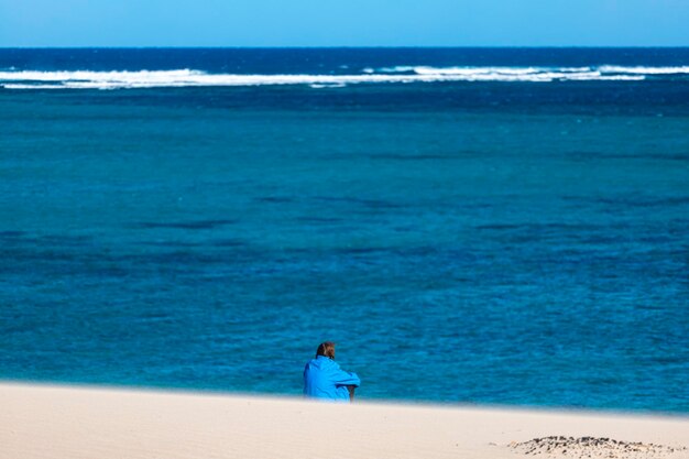 Une fille marche sur des dunes de sable dans la baie de corail surplombant le récif de Ningaloo, dans l'ouest de l'Australie