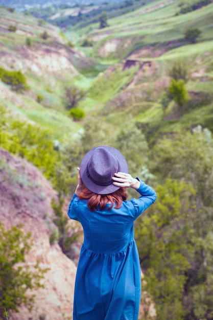 La fille marche à l'extérieur