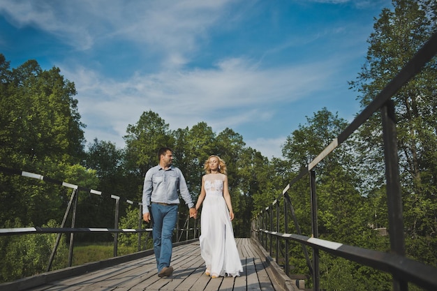 La fille marche avec le gars sur le pont 3164