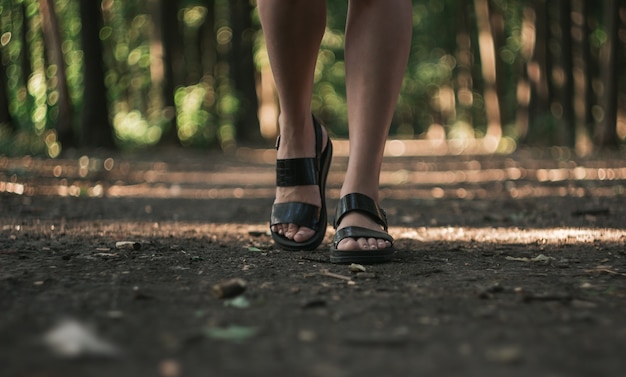 Photo une fille marche, gros plan de jambes féminines.