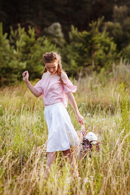 fille marche sur l'herbe